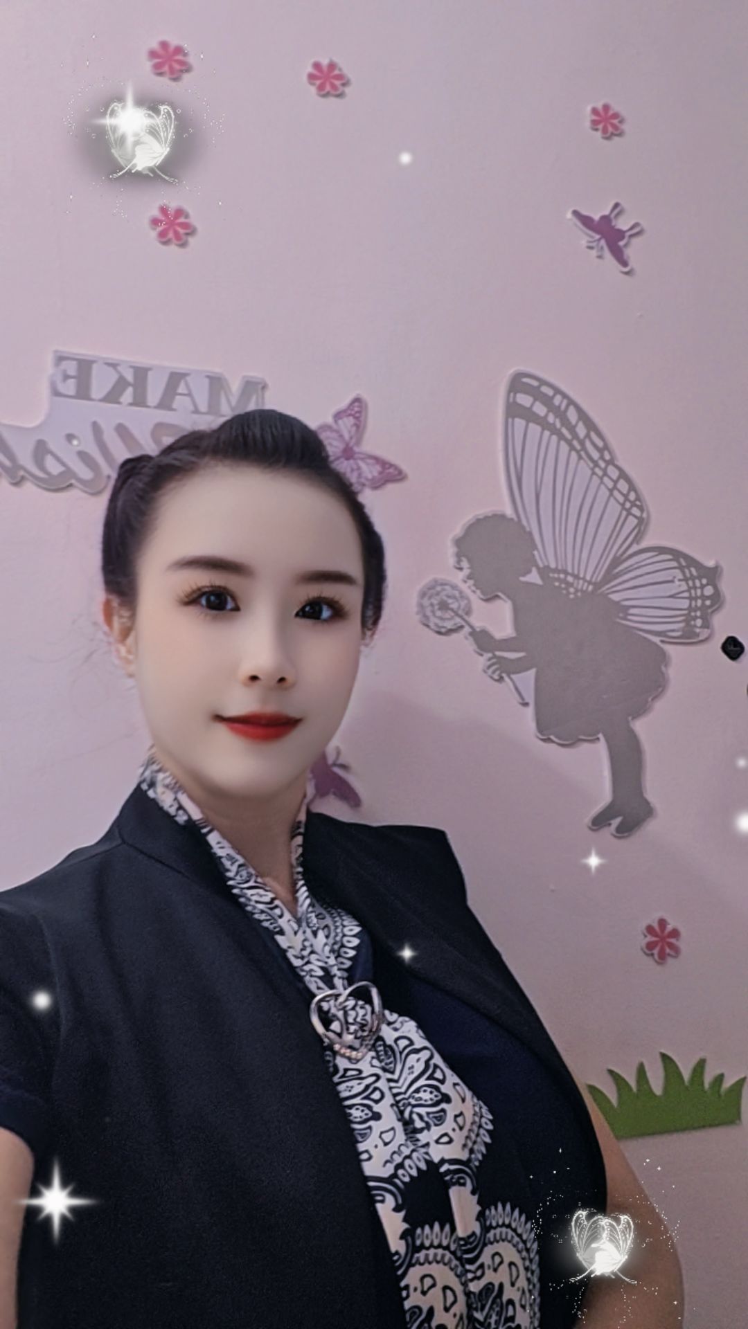 蝴蝶停驻在肩头，像一场未完成的梦。黑色职业装裹住轮廓，却藏不住眼底的光...