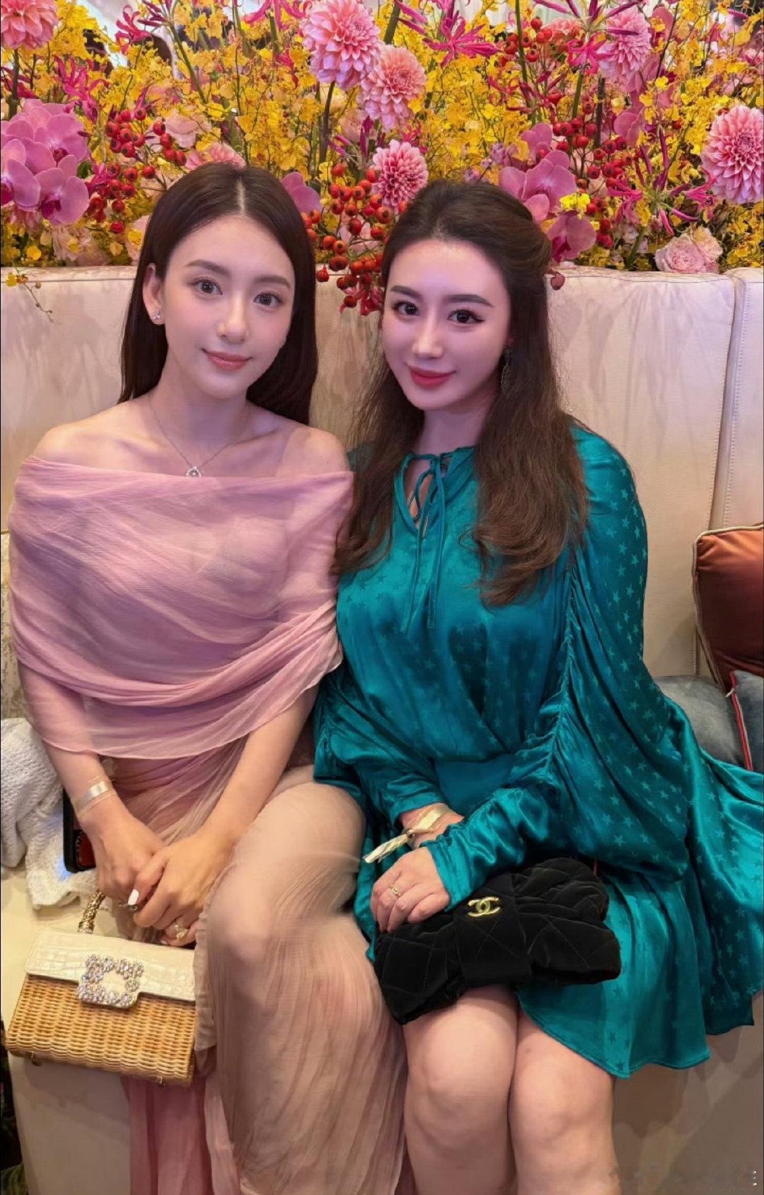方媛和何猷君妈妈合照 不得不说钱太养人了 这些富太太们的气质真的不一般啊 ​