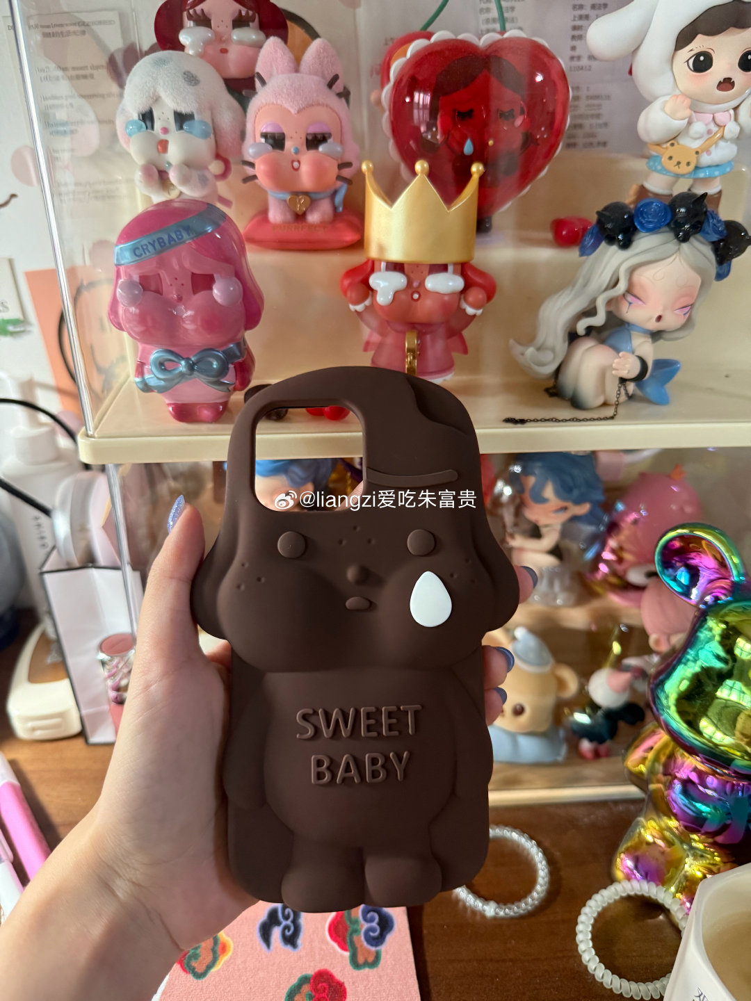 嘿嘿，这个壳很乖，和我的爱神系列非常搭。最近真是买手机壳上瘾，小机器人也被确认收货了，它的新主人很喜欢它～今天傍晚的时候，阳台的地板突然倒映初红色的光彩，走到窗边看外面的天空一片粉紫色，真的美极了，短暂的两三分钟以后天色就完全黑起来。这个小家的阳台总是无意之间会给出一个惊喜。 ​