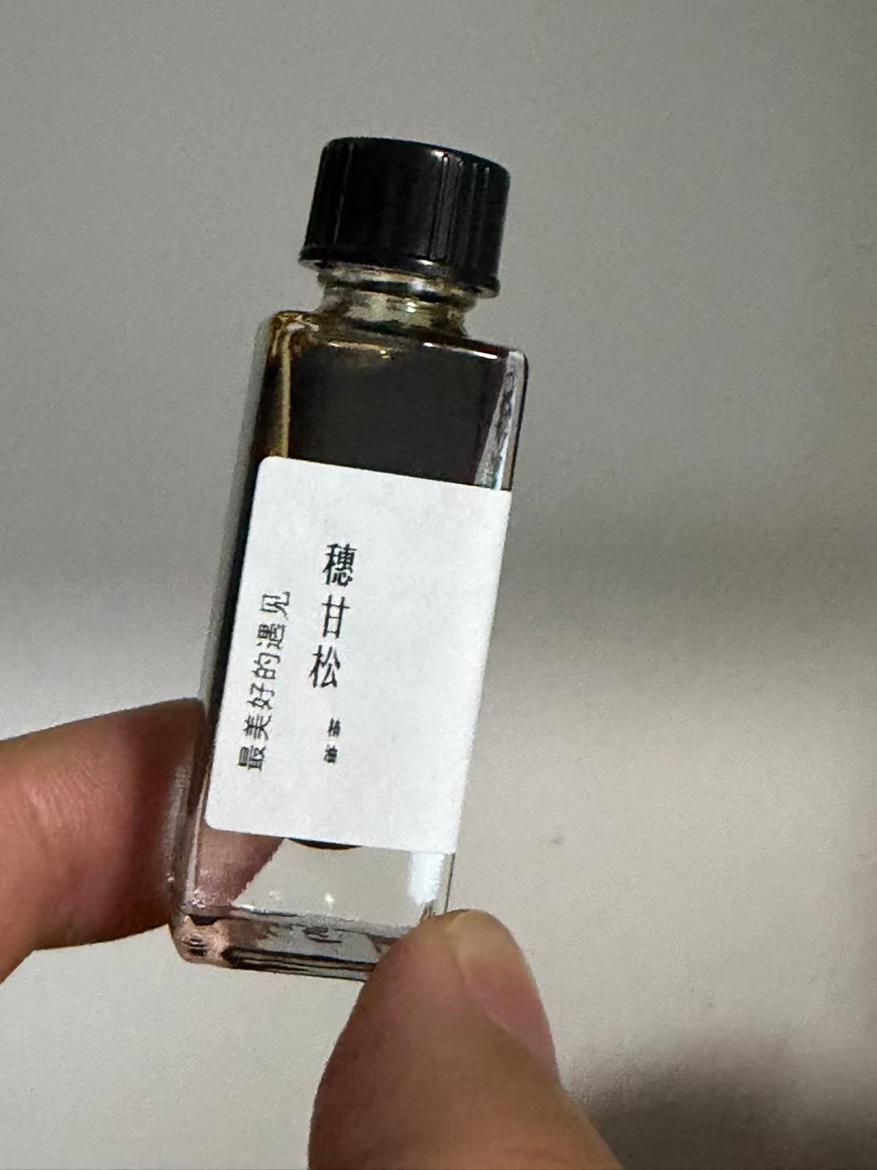 漫行草木间 穗甘松的沉厚大地气息能快速缓解当下的焦虑、紧张和高压状态，帮你从紧绷的情绪里抽离出来，对睡前思绪杂乱、难以放松的情况有很好的舒缓效果，是芳疗圈公认的“安定型”香材；遇见美好 通过稀释后局部轻柔按摩，能辅助舒缓紧张引发的头痛、肩颈肌肉僵硬感，让紧绷的身体慢慢松弛下来；人间烟火 低剂量稀释在基础油中使用，能帮助舒缓敏感泛红的皮肤，减少外界刺激带来的不适，辅助维护皮肤屏障的稳定状态；
