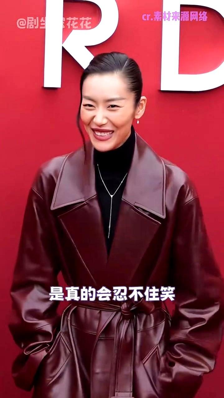 电梯门一开，刘雯和井柏然撞了个正着。
井柏然新剧《早春晴朗》正热播，两人本来在机场刻意错开，分头进出，生怕同框抢了作品风头。
结果粉丝一围，刘雯没黑脸也没躲，笑着提醒大家注意保暖，转身就把分寸感拉满。
反差就在这：戏里井柏然和别人谈恋爱，戏外正牌女友主动让路。可她在海外随手点赞男友角色大片，又