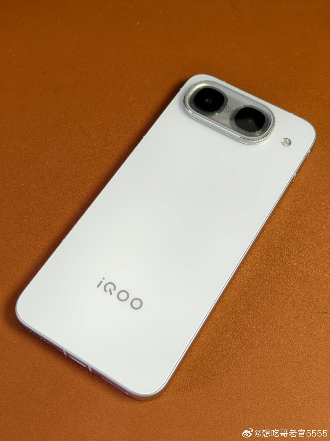 #iqoo[超话]# 拿到iQOO Neo11至尊版驰光白真机✨，白色机身质感很清爽。安兔兔跑出3196858分，天玑9500M性能释放够猛，自研电竞Q2芯片加持，游戏党狂喜。9100mAh大电池，续航这块直接拉满。#iQOONeo11至尊版# ​