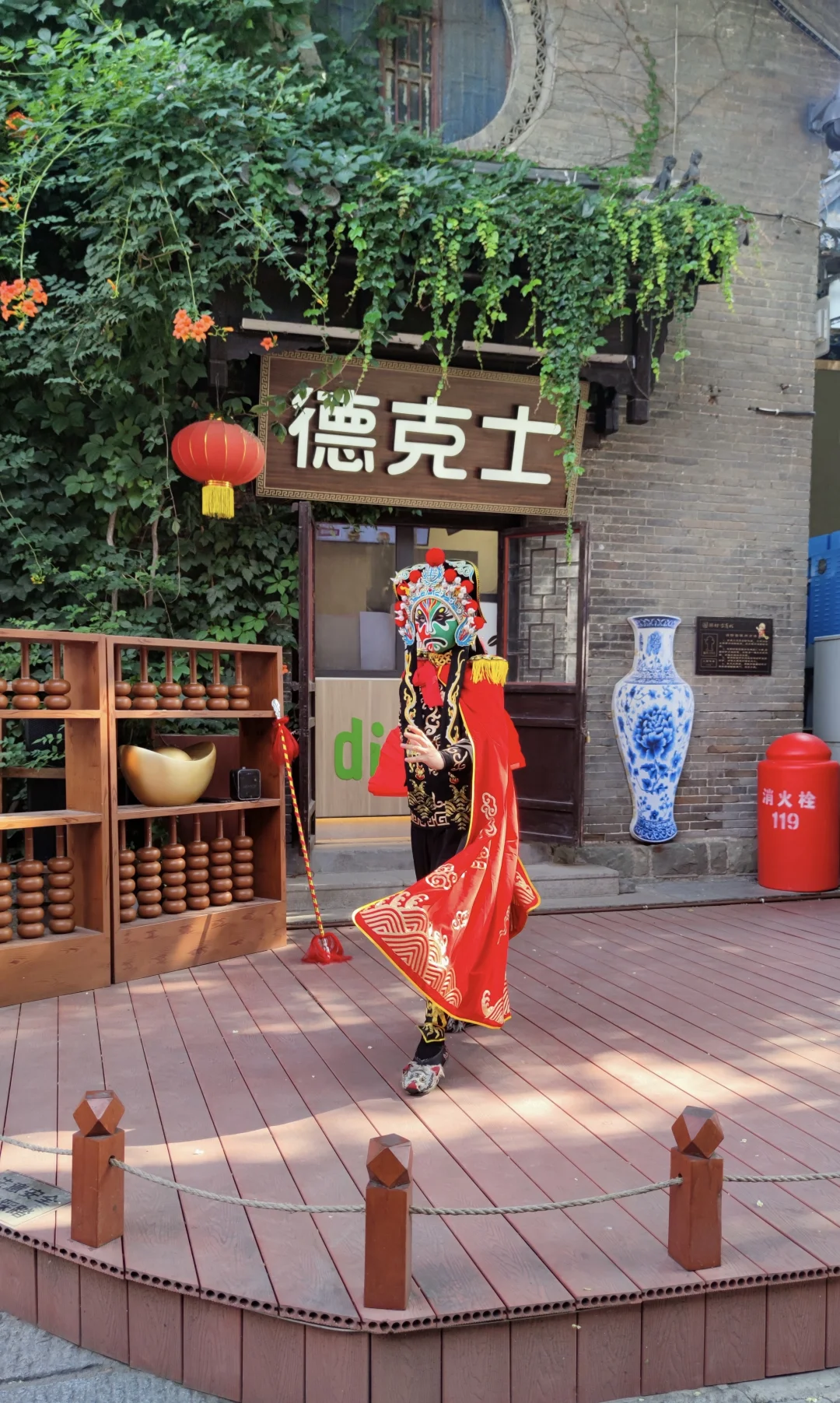 情绪和感受，是一个人对其自身存在最直接、最真切的体验，也是意识对内在和外在世界最