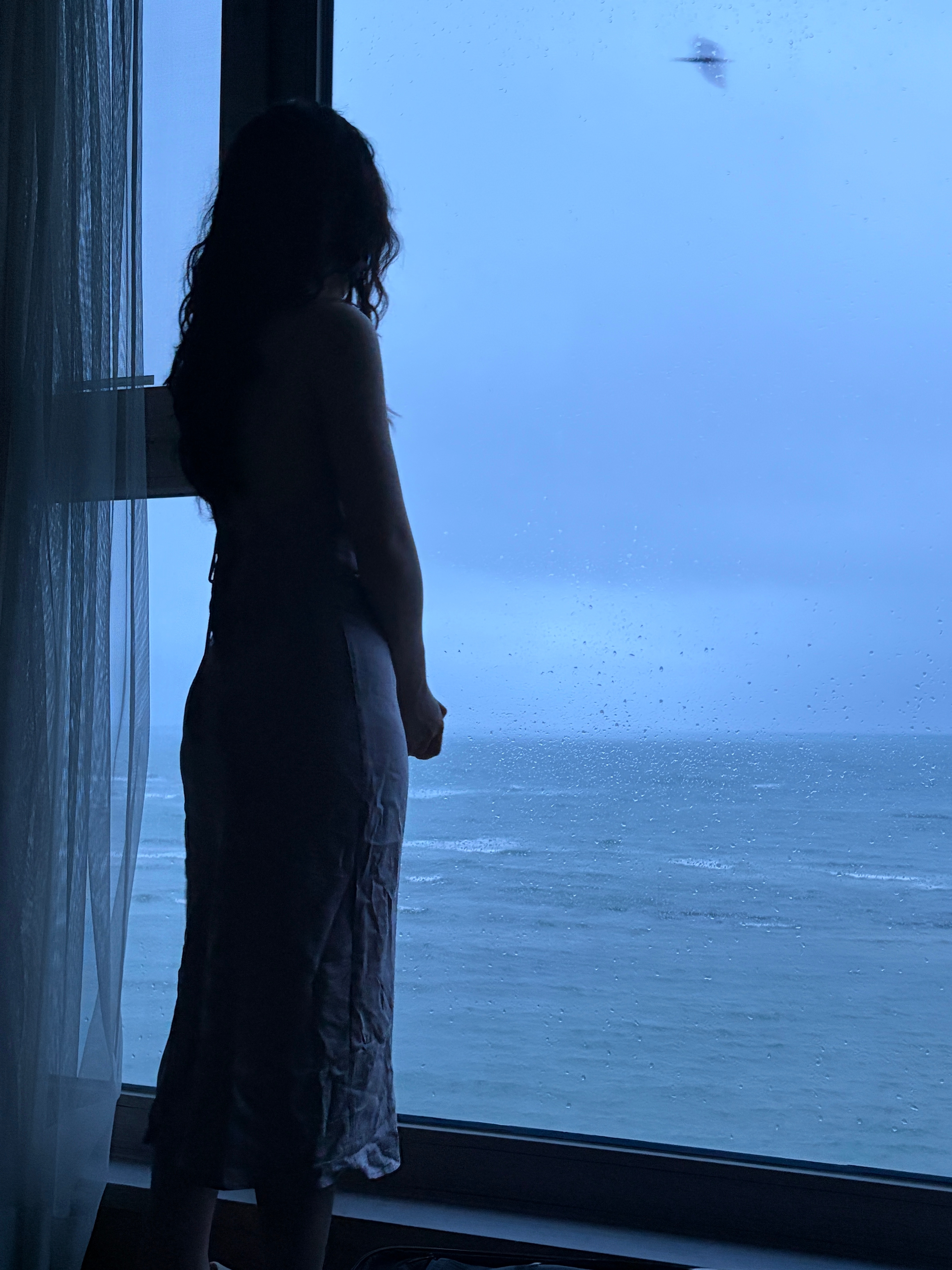 济州岛一直下雨，今天大部分时间，我们都在酒店的床上躺着。她凝神望着窗外...