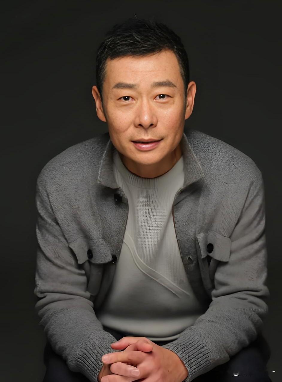 刘琳的霍青莲演得好，

郭涛的齐爱华演的也好，

可比起这二位，剧中饰演曹老爷子的霍青才是真的把角色演活了。

说起霍青这个演员，虽然也是个老戏骨，可说实在的他名字却没有那么高的辨识度。

可要说起他演过的角色，那大家一定都耳熟能详，《三国》里的鲁肃、《赵匡胤》里的贾琰、《楚汉传奇》里的张良……