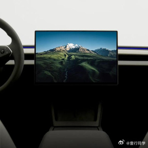 #新款特斯拉Model3升级大吗# 这次Model 3更新，我反而更关注浅灰色内饰。屏幕尺寸看参数就知道了，但内饰颜色这东西，照片和实车经常是两种感觉。

黑色织物顶棚配浅灰色内饰，上下有点反差，我个人会更想看这套搭配。Model 3本来就没多少复杂装饰，颜色一换，整个座舱的感觉可能就不一样了。

不过“ ​