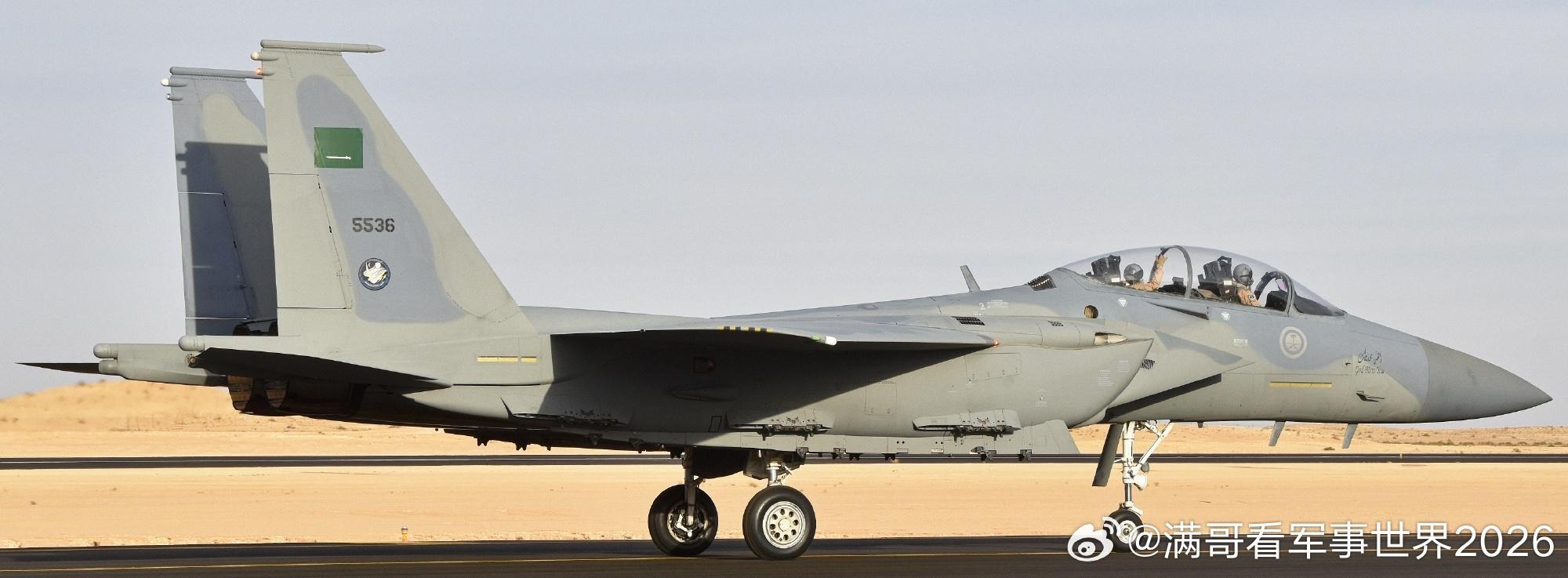 转发分享一组沙特皇家空军装备的美制F-15SA“鹰”式重型空优战斗机的精彩靓图。早在上个世纪八十年代，沙特作为美国在中东地区的重要盟友，耗费巨资引进了当时最先进的F-15SA与E-3预警机，在整个亚洲与日本空自的F-15J都属于顶尖水平，此时的中国空军还在琢磨改进歼-7II与歼-8II，技术水平差距差不多有 ​