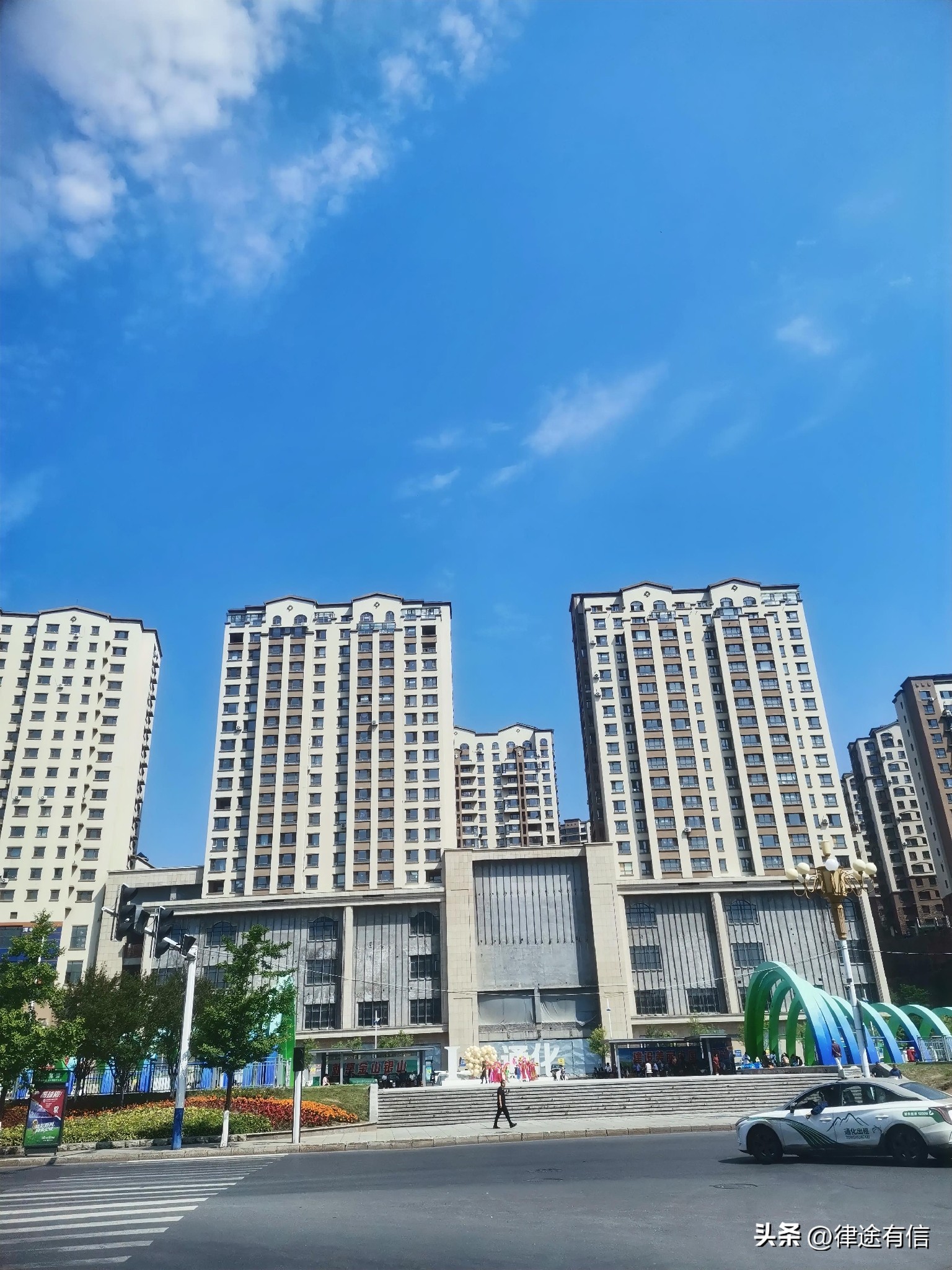 案件到了法院，监委还得管吗？——该配合的，一样不能少
        有人觉得，监委把案件移送检察院起诉，就“完事”了。剩下的，是检察院和法院的事。
        其实不是。案件到了审判阶段，监委仍负有配合义务，而且这是法定义务，不是可选项。
        监察法实施条例第二百六十条规定：在案件