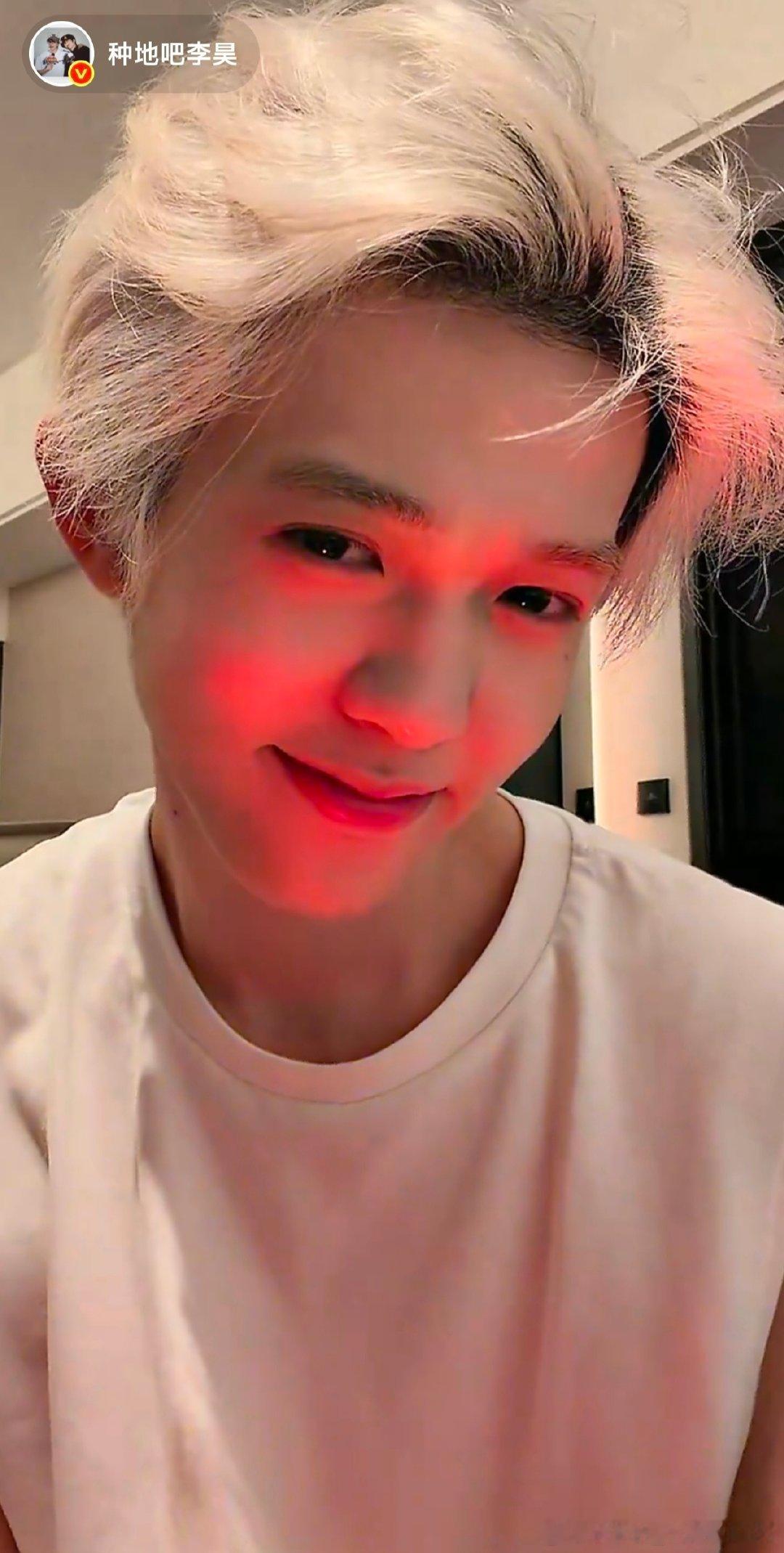 #李昊[超话]#🍑#李昊活力小太阳# 

李昊：这次应援棒和以前不一样
然后开始“变脸”，小表情真的可爱哦

​