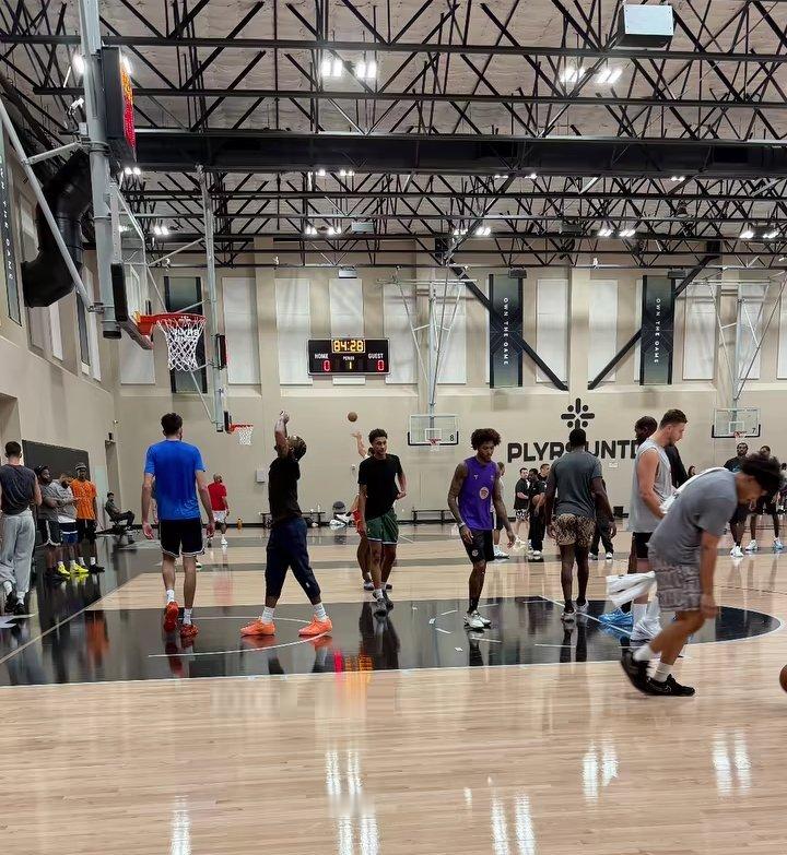 杜兰特、申京、切特以及其他NBA球星一同在洛杉矶球馆训练。

#杜兰特##NBA休赛期# ​