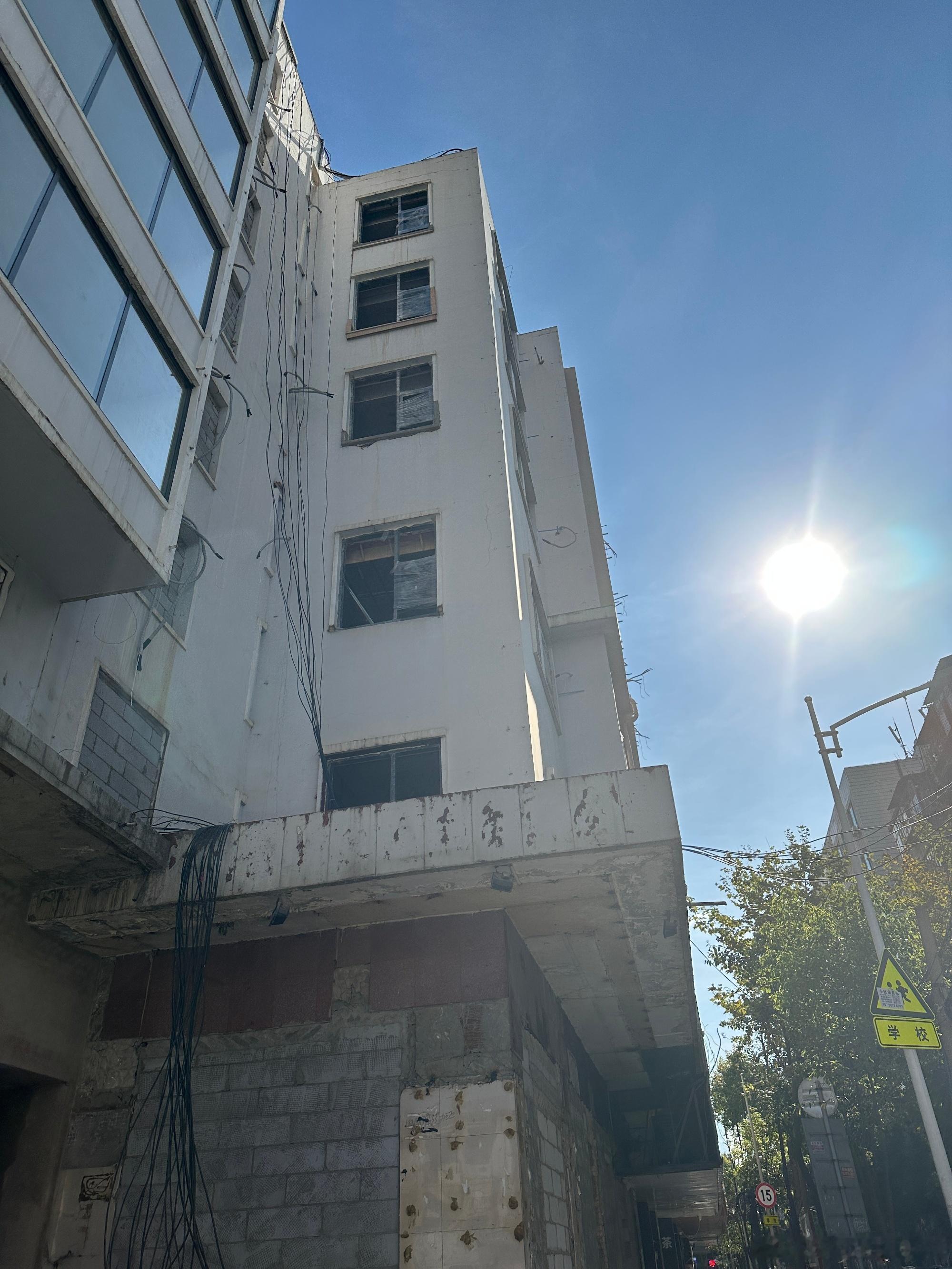 昆明北京路与昆前路交叉口，临近环城南路昆明 这种市中中心的地方，一栋楼...