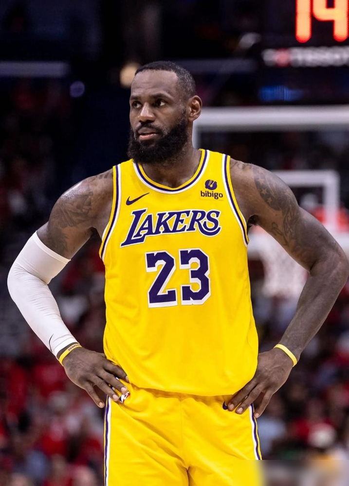 NBA季后赛最离谱的25秒诞生了。领先6分，手握球权，你告诉我这球怎么...