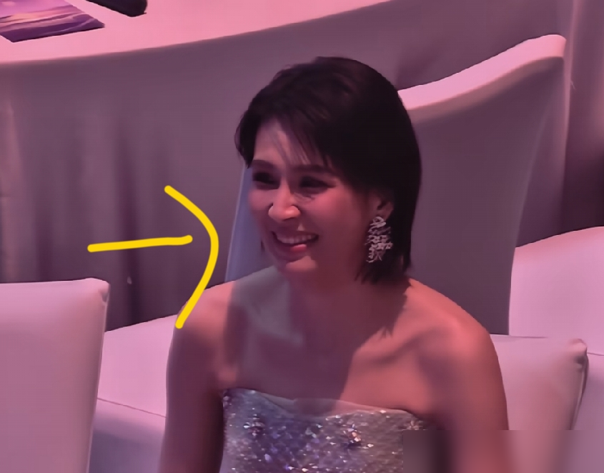 曾沛慈，一个连冷梗都能笑到蹲地上的女明星。
别人上晚会靠对口型保命，她倒好，全网正吵她假唱呢，反手就是一波全开麦连唱带即兴，一句中秋快乐把质疑直接摁死。网友说她是直播当唱片用。
更绝的是，熟人都说她私底下是个丢三落四的傻大姐。考运好，人能活着全靠运气，自嘲吸渣体质，转头还是信爱情。
就这么个人