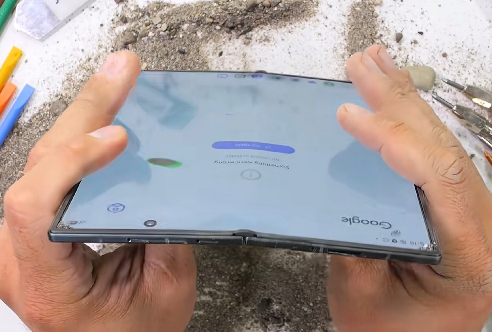 影视飓风反掰iPhone Duo出现闪屏，很多用户想证明自己的折叠屏比苹果好也跟着掰，其实挺危险的。
柔性屏都能对折它本身不怕掰，但铰链怕，金属掰变形了是真回不来，接下来将面临修很贵，不修很膈应的问题，关键是掰之前得看清苹果闪屏闪的是啥[允悲] ​
