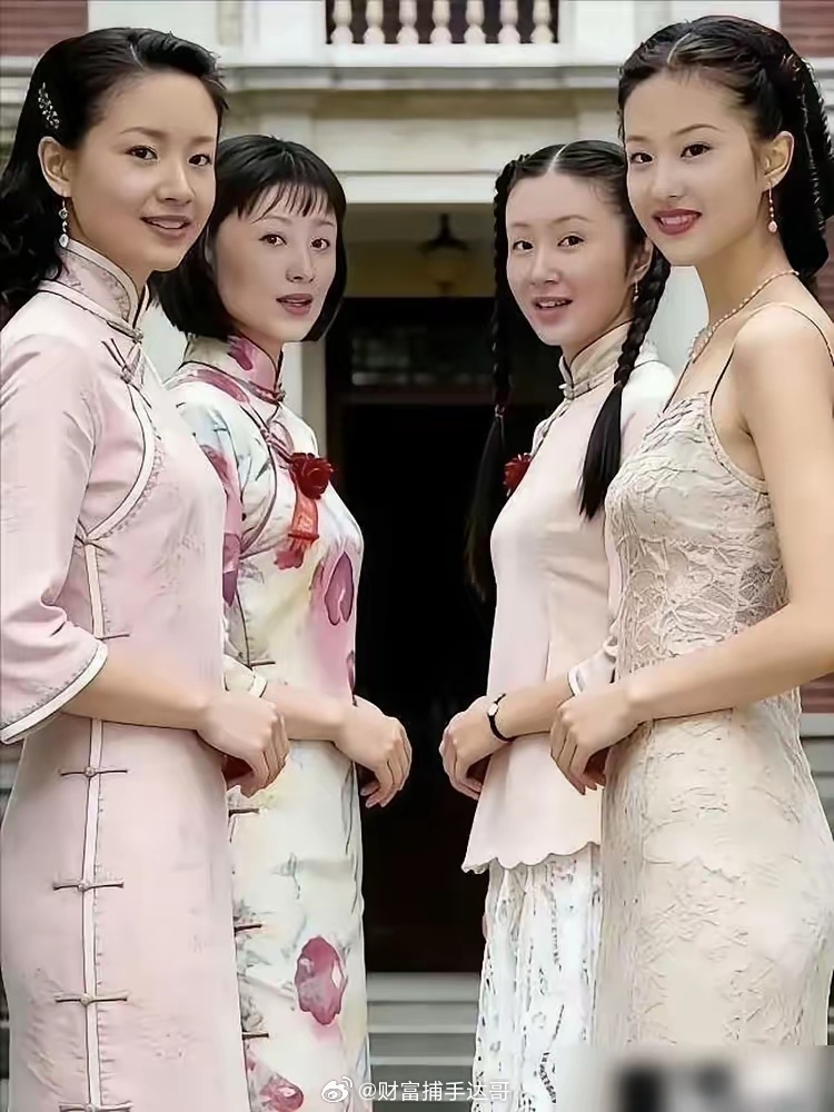 15岁演白秀珠，导演嫌她太漂亮，让化妆师往死里画浓妆压她。结果镜头一拍，那脸还是压不住。
​后来张纪中一眼相中，17岁就让她演赵灵儿。那个女娲头型，那条美人鱼裙，一出来直接把游戏粉看傻了。清纯得不像话，活脱脱从游戏里走出来的。
​当时也有人骂，说她演不出当妈后的沉稳，没母性。那年她才17 ​