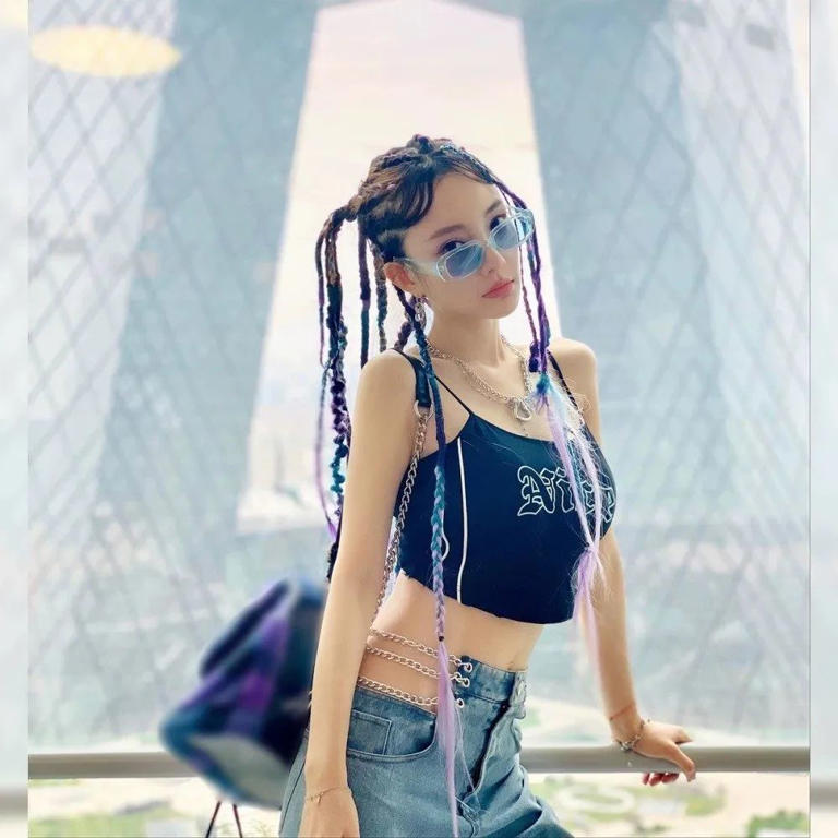 43岁李小璐这组照片好美呀，穿背心又纯又欲，热辣身材如少女。前段时间...