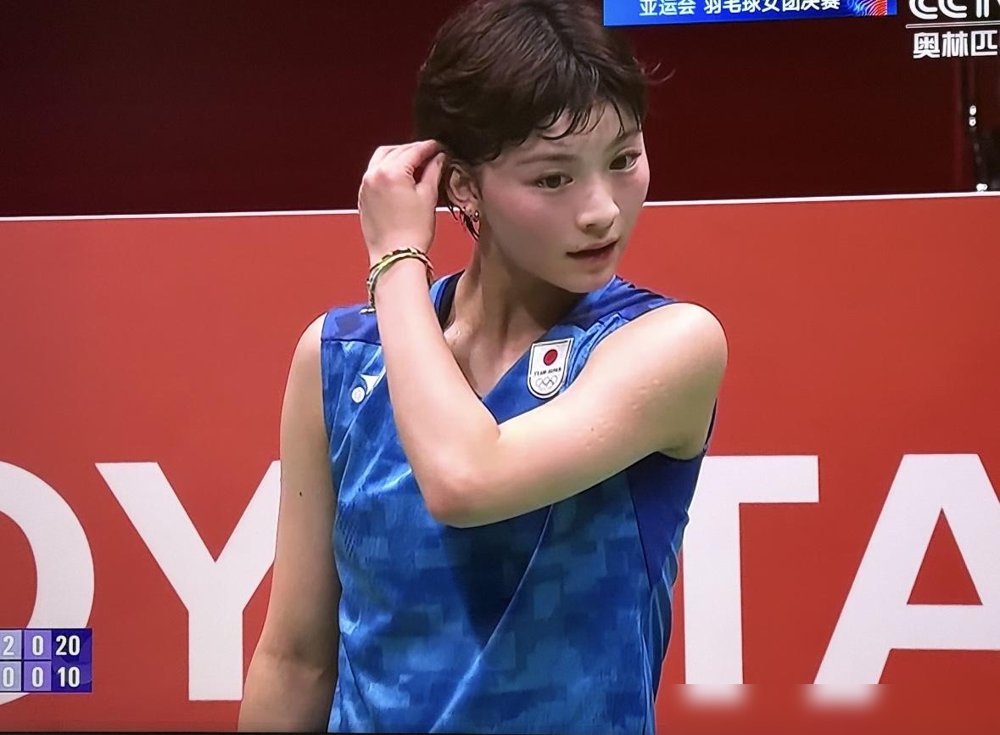 日本羽毛球又出一个能打的，才19岁。
宫崎友花刚拿下台北公开赛女单冠军，世界排名已经冲到第8，最高到过第6。这个排名放在日本女单里，已经是山口茜之后最靠前的年轻人了。
很多人第一眼注意到的是她的脸，确实长得清秀，比赛转播镜头一扫到她就有人截图。但真正值得说的是她的打法，拉吊稳，突击快，场上节奏感