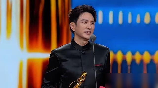 王仁君拿飞天视帝，弹幕里一片问号，于和伟的粉丝直接破防了。
就凭《浴血荣光》里演青年毛泽东，把于和伟、于适全压下去了。别说观众懵，圈里人都得愣两秒。
结果最热闹的不是奖项，是《知否》剧组。赵丽颖、刘琳、刘钧、曹翠芬全冒出来了，一个个用盛家角色口吻发文祝贺。长柏高中，盛家老太太都惊动了，全网跟着玩