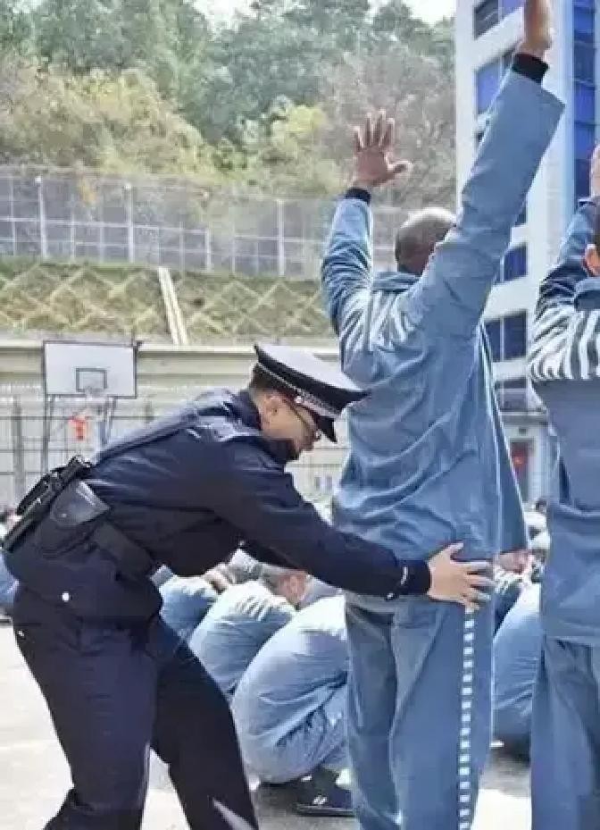 无期徒刑的结局，不是国家替罪犯养老。

新题：监狱不是养老院

很多人一听“无期”，脑子里就冒出画面：犯人坐到老，国家包吃包住包治病，这太让人气愤了。其实这是一种误解，大家担心的是合理的，但事实更复杂也更有规矩。

先说常态：绝大多数被判无期的人，只要守规矩、配合改造，到一定年限后是有可能减刑的，慢