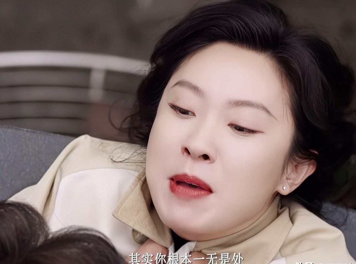 外面养小四都没能拆散这对吸血鬼夫妻，结果亲爹布的一把大火，直接把两口子干成了仇人。
《美人余》这波剧情走向，真是把狗血和报应玩明白了。
狄立人和卢惠以前算得上是利益捆绑得死死的同谋，干了那么多恶心事，彼此底细摸得透透的，谁也没想过散伙。卢惠容忍度那么高，图的到底是什么？还不就是指望给自个儿儿子铺