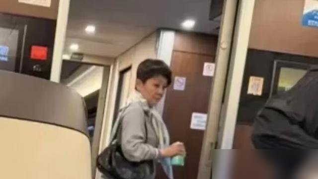 百亿身家，背着磨了十年的爱马仕挤高铁。梁安琪这包，边角都磨白了，拉链头掉漆，愣是没换。
有人拍到她一个人上车，没保镖没助理，找到座位就低头看手机。旁边乘客压根没认出来。
再看她儿子何猷君，常年经济舱，自己拎行李办登机。娶奚梦瑶，婚礼上送的22只龙凤鈪堆成小山，转头答谢宴上跟老婆说“感恩遇见”。