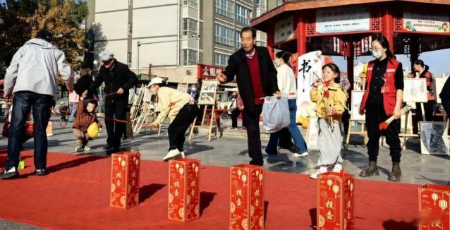 【贺兰县18个社区亮出“拿手戏” 500余人共赴睦邻之约】

10月23日，贺兰县富兴街街道首届“富兴悦邻里”同乐汇温情启幕，该街道18个社区同心携手、各展风采。文艺展演、非遗体验、书画创作、趣味运动、便民服务五大板块同步展开，老党员、非遗匠人、文艺骨干、志愿者与社区群众共500余人欢聚一堂，共 ​