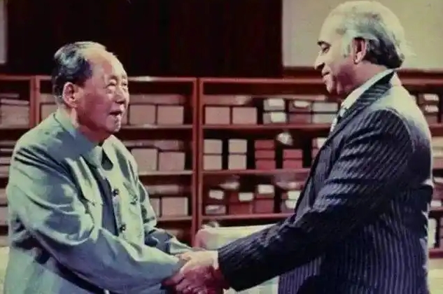 巴基斯坦总理布托（阿里·布托）评价毛主席说:  “像毛泽东那样的人物，在一个世纪