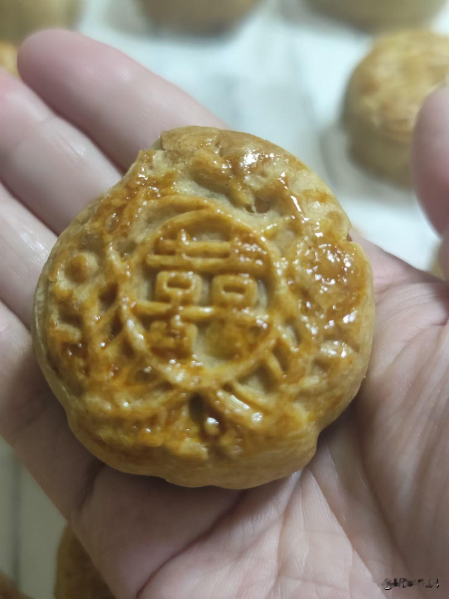 提起中秋，大家总说“月是故乡明”。但在运城，我觉得中秋的月亮里，还藏着一味独属于河东大地的“咸”。这得从运城的盐池说起。
 
运城盐池，古称“解池”，是我国开发最早的产盐地之一，距今已有四千多年历史。关于“解池”这个名字，本地流传着一个悲壮的传说