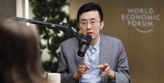 清华学霸怒撕行业遮羞布：97%出货量竟是“自产自销”？
揭秘人形机器人“虚假繁荣”：谁在制造下一个“财务炼金术”？
“这不是创新，这是‘赛博炼金术’。”清华大学毕业、梅卡曼德创始人邵天兰在社交平台的一句实名爆料，将2026年人形机器人产业的“皇帝新衣”彻底撕开。他直指行业存在大量“左手倒右手”的关联