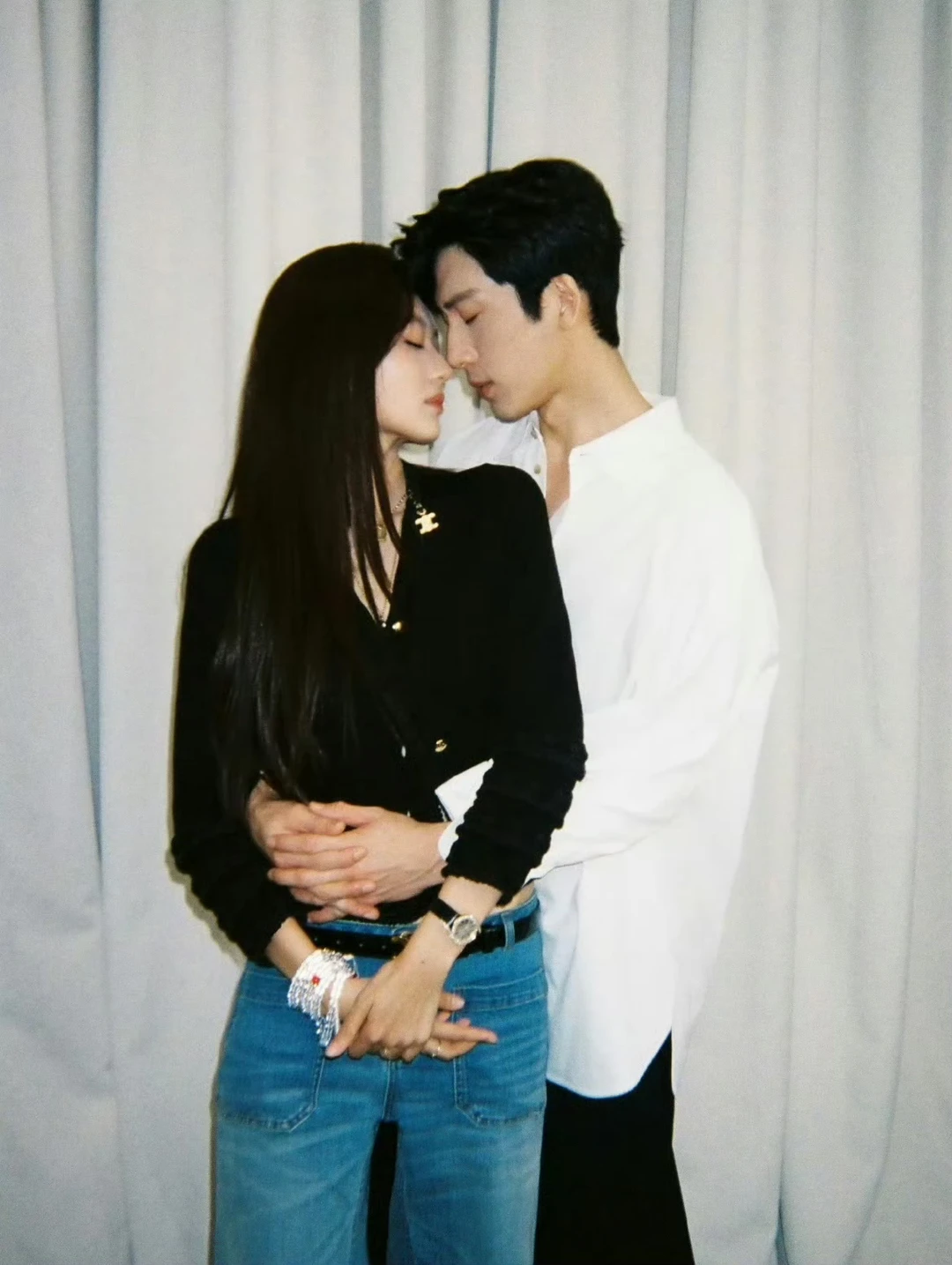#早春晴朗好隐晦的婚纱照#
别人的婚纱照明晃晃撒糖，栾念尚之桃却是含蓄隐晦的浪漫