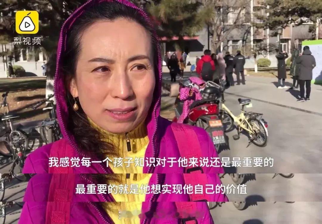 博主“能能妈妈”在昆明离世
 
坐拥十几万粉丝的博主能能妈妈，在云南昆明安宁不幸离世，终年五十七岁。她与渐冻症顽强抗争整整十二个年头，母子二人温暖又坚韧的日常，一直被无数网友关注，离世消息传出后，让很多关心他们的网友倍感惋惜。
 
能能妈妈本名刘文燕，二零一四年确诊渐冻症。这种病症会慢慢冻结人体各项