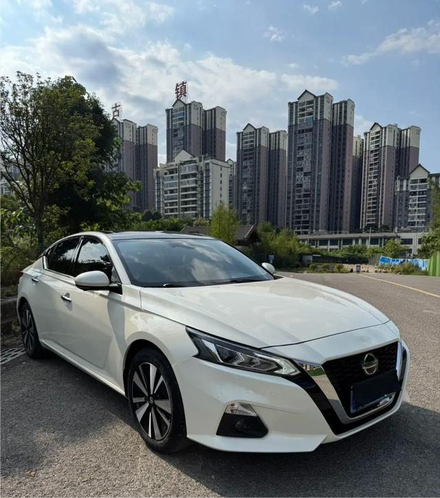 日产天籁二手车——B级车“舒适标杆”跌进3万区间，但2.0T依然别碰
天籁在二手市场的外号是“移动大沙发”，但2026年的行情让这个外号多了一层含义：便宜到可以躺着买。 天天拍车数据显示，天籁成交均价2.90万元，平均车龄10.5年[citation:搜索结果中未直接列出，综合多篇天天拍车数据推算]