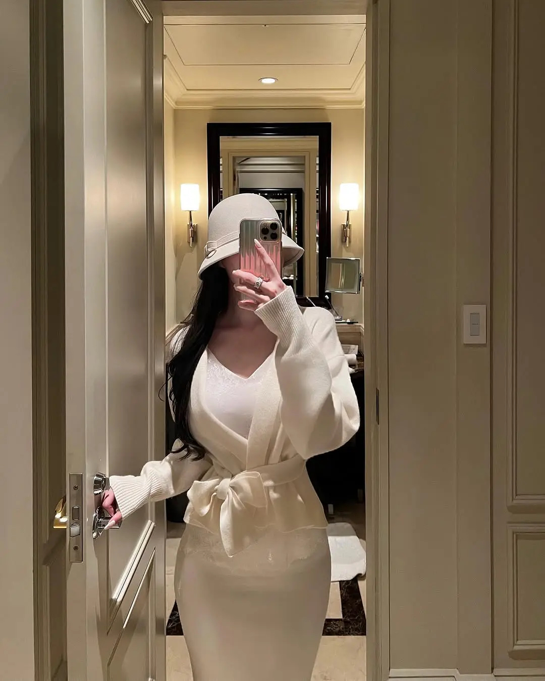 优雅白裙穿搭，镜中自拍，尽显时尚魅力！