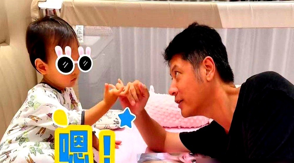 “我在外头挣钱养家，回来连床沿都摸不着。”任重抱着枕头站在床边苦笑。

拍戏回家因为打呼噜，他被三岁的闺女一脚踹下了床。床上坐着41岁挺着二胎孕肚的妻子孙骁骁，母女俩齐刷刷指着门外。

他不仅没觉得丢人，还把这被赶下床的一幕拍视频发到了网上。

今年8月孙骁骁刚发了B超照官宣二胎，预产期估摸在明年二