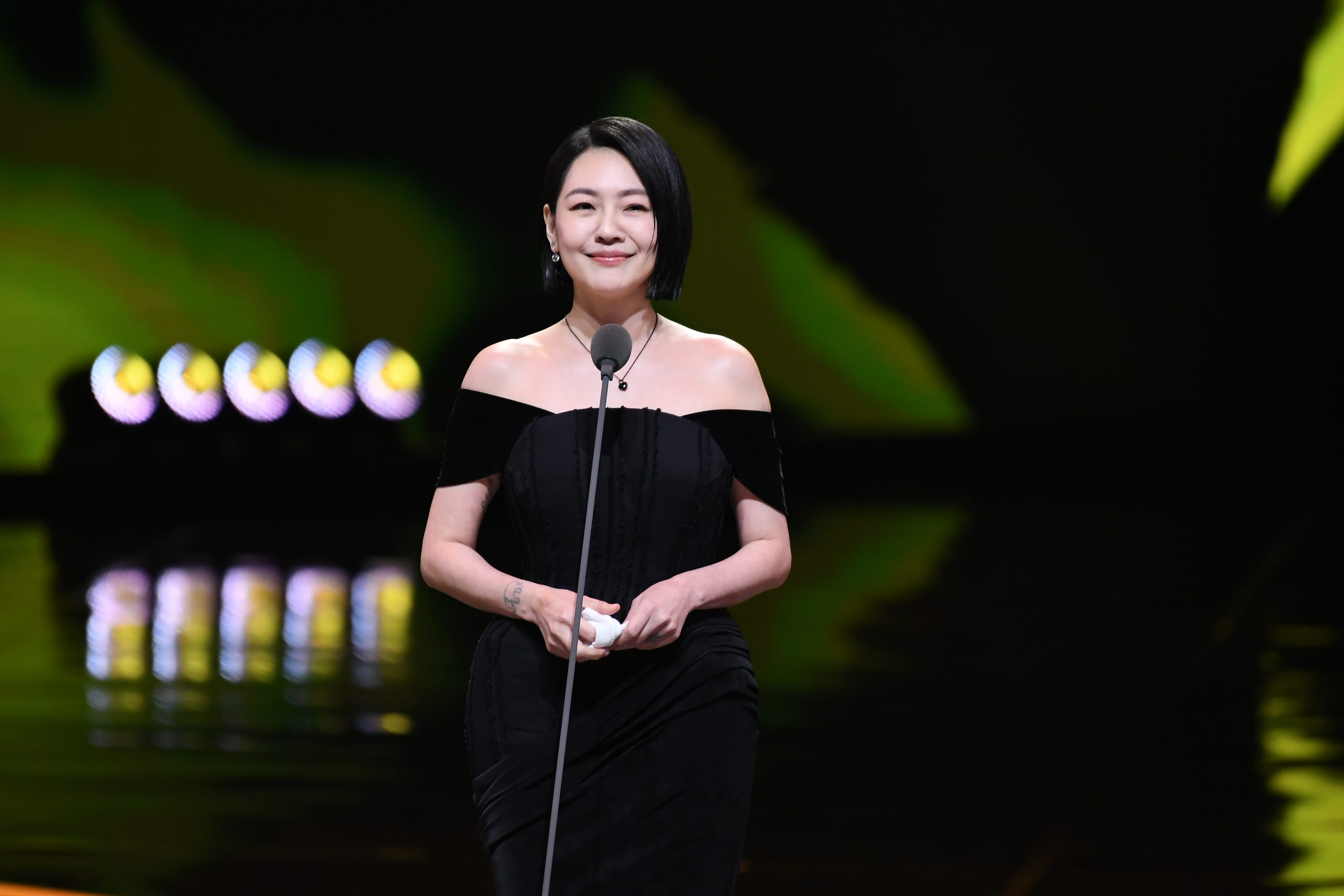 小S把“媛”字纹在后颈：台上泼辣，私下却最依赖姐姐

2025年10月，小S穿着黑裙站上金钟奖舞台。她胸前戴着一条不起眼的黑色项链，后颈则多了一个“媛”字。

“媛”取自大S的本名徐熙媛，是小S自己写下，再由范晓萱帮她刺上去的。那条黑色项链更加特别，吊坠里存放着大S的一部分骨灰。

领奖结束后，小S
