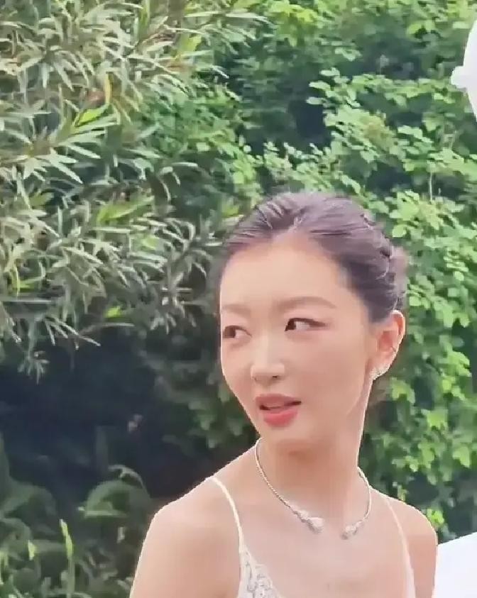 堂堂影后周冬雨，硬是靠一条吊带裙把自己送上了全网群嘲的风口浪尖

八月峨眉山那场线下活动刚结束，吃瓜群众的毒舌就按捺不住了

明明工作室发的精修照片看着仙气飘飘，结果现场没滤镜的生图一扒出来，评论区瞬间翻车

一件挺有质感的香槟色蕾丝长裙，套在她那毫无曲线的纸片人身板上，说实话看着真挺别扭

特别是