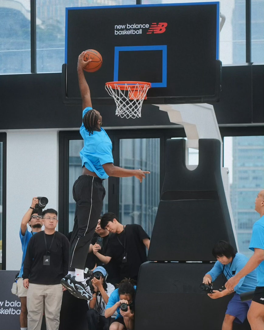 📸️｜New Balance Maxey v1

 8月底马克西首次中国行就带来了个人首款签名鞋——Maxey v1🏀

FuelCell回弹中底+QUIXRAIL侧向稳定系统，专为突破、变向、急停打法设计，速度型后卫上脚狂喜👏🏻

作为马克西职业生涯第一双个人签名鞋，细节满是专属签名彩蛋，New Balance这次真的诚意拉满🎉

 ​