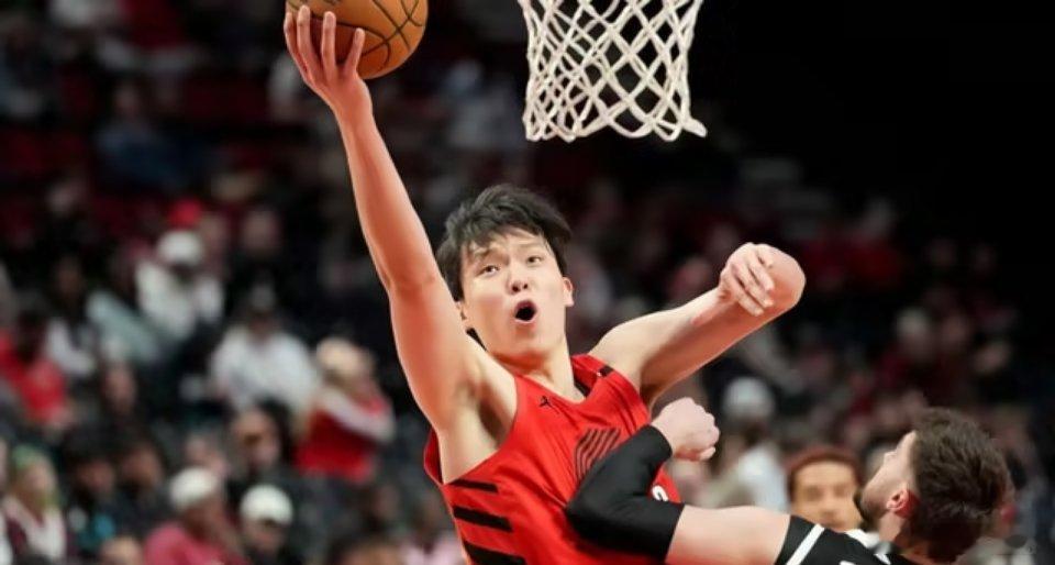 尼克斯现在看上去并不缺乏中锋，唐斯是首发，替补是德拉蒙德，第三中锋还有怀斯曼。不过，美记法瓦莱撰文表示，唐斯和球队在续约谈判上意外陷入僵局，这可能迫使尼克斯得为最坏情况提前布局。

法瓦莱提到的交易目标，分布在五支球队中，分别是黄蜂、灰熊、太阳、开拓者和国王。
其中，解析开拓者时， ​