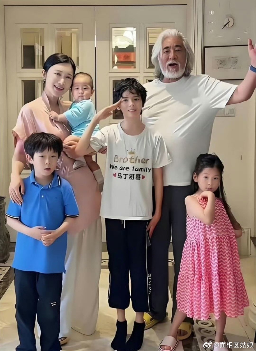 #张纪中妻子备孕5胎#
张纪中头发都白了，可是眉毛还是黑的

眉毛在相学里也叫保寿宫，
眉毛长的人，一般都很长寿 ​