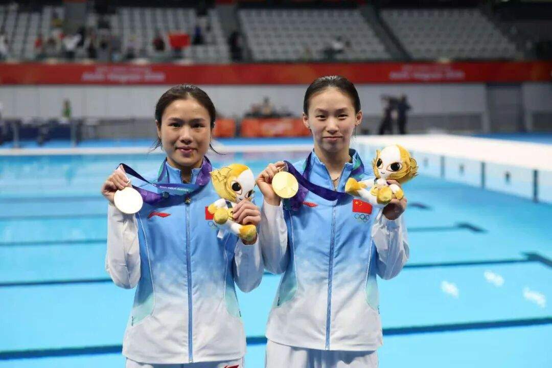 水花消失术！中国跳水梦之队再度统治亚运赛场

起跳、翻转、入水，几乎看不到水花！
中国跳水梦之队征战亚运会，新老队员默契配合，每一跳都堪称教科书级别。
从双人同步到单人高难度动作，稳定发挥，持续拿下金牌。
半个世纪以来，亚运跳
