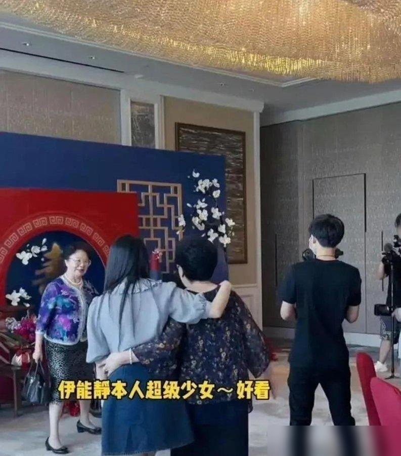 58岁伊能静，带着前夫的儿子，去给秦昊94岁的外婆过寿。一大家子人，没一个甩脸子的。
寿宴上，哈利就坐在老人身边，夹菜、聊天、拍照。秦昊家亲戚拉着伊能静说，这孩子教得真好。
回沈阳婆家，秦昊他妈对外就一句话：静静把家操持得明明白白。米粒跟奶奶亲得不行。
当年哈利被网暴，伊能静直接怼回去：我儿子