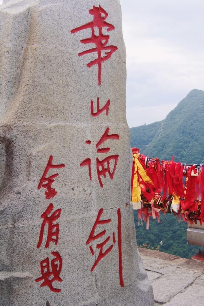 摔倒与火花不是终点，失误里藏着人形机器人的成长密码
 
2026世界人形机器人运动会在北京冰丝带赛场热度拉满，一系列鲜活名场面刷屏全网。一台机器人双手掩面狂奔拿下冠军，呆萌的反差萌出圈吸粉；足球赛场机器人“受伤倒地”，被工作人员用担架抬离；冲刺选手全力加速，一头撞上缓冲垫，机身弯折、火花四溅、冒出青