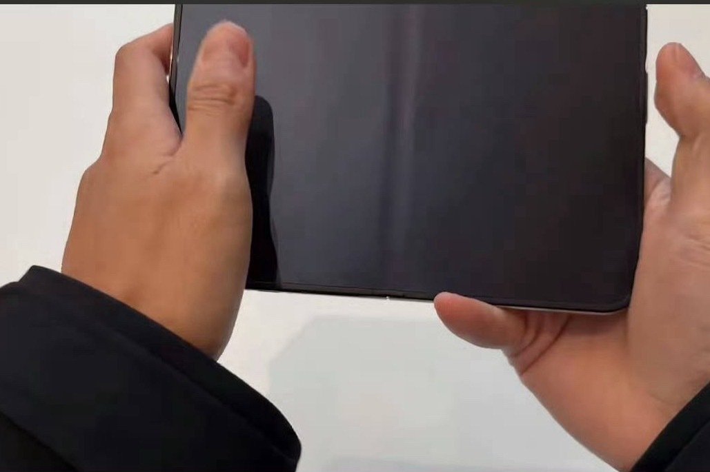 这样看，iPhone Duo的折痕挺明显的。
还是等后面版本继续优化吧。
#iPhone18Pro价格# ​
