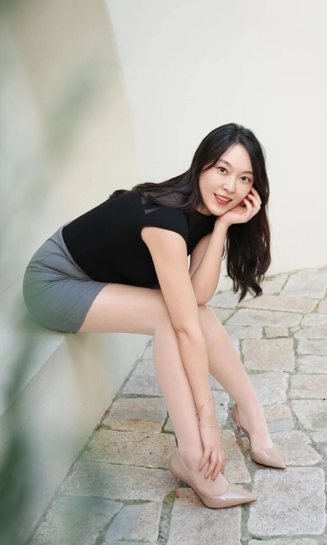 +好身材穿搭：这1套就够！紧身网纱上衣+高腰短裙，轻透元素柔化性感...