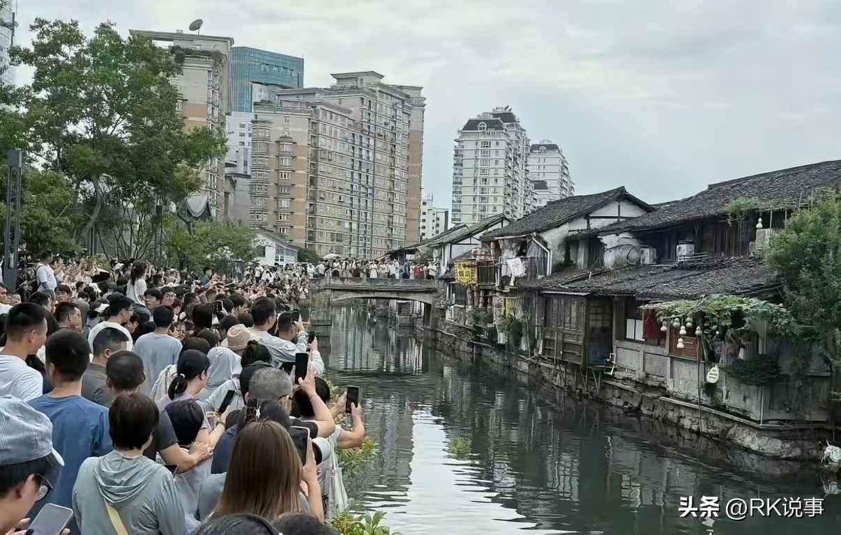 不到现场不知道，一看照片吓一跳！
“葫芦爷爷”把葫芦剪掉也不是没有原因的，人老了经不起吵闹，就想还周围一片宁静吧