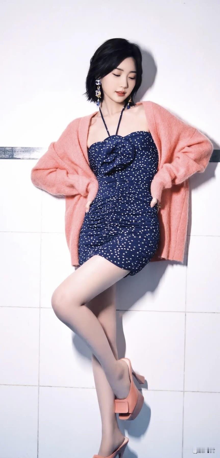 毛晓彤 美腿纤细笔直又带点小性感 每一帧都是视觉享受，姐姐的腿不是腿...