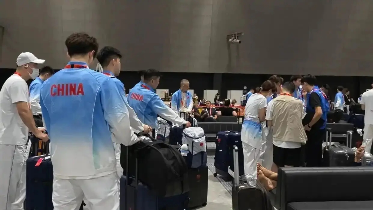 今天，中国体育代表团抵达日本名古屋准备参加亚运会，结果飞机准时到了，人却被困在机场附近，迟迟无法乘车赶往住地。
更离谱的是，现场只给水不给饭。
国乒是什么概念？中国体育的&34;梦之队&34;，每次出征都是国家形象的代表。连他们的后勤保障都能出问题，其他项目可想而知。
这不是简单的&