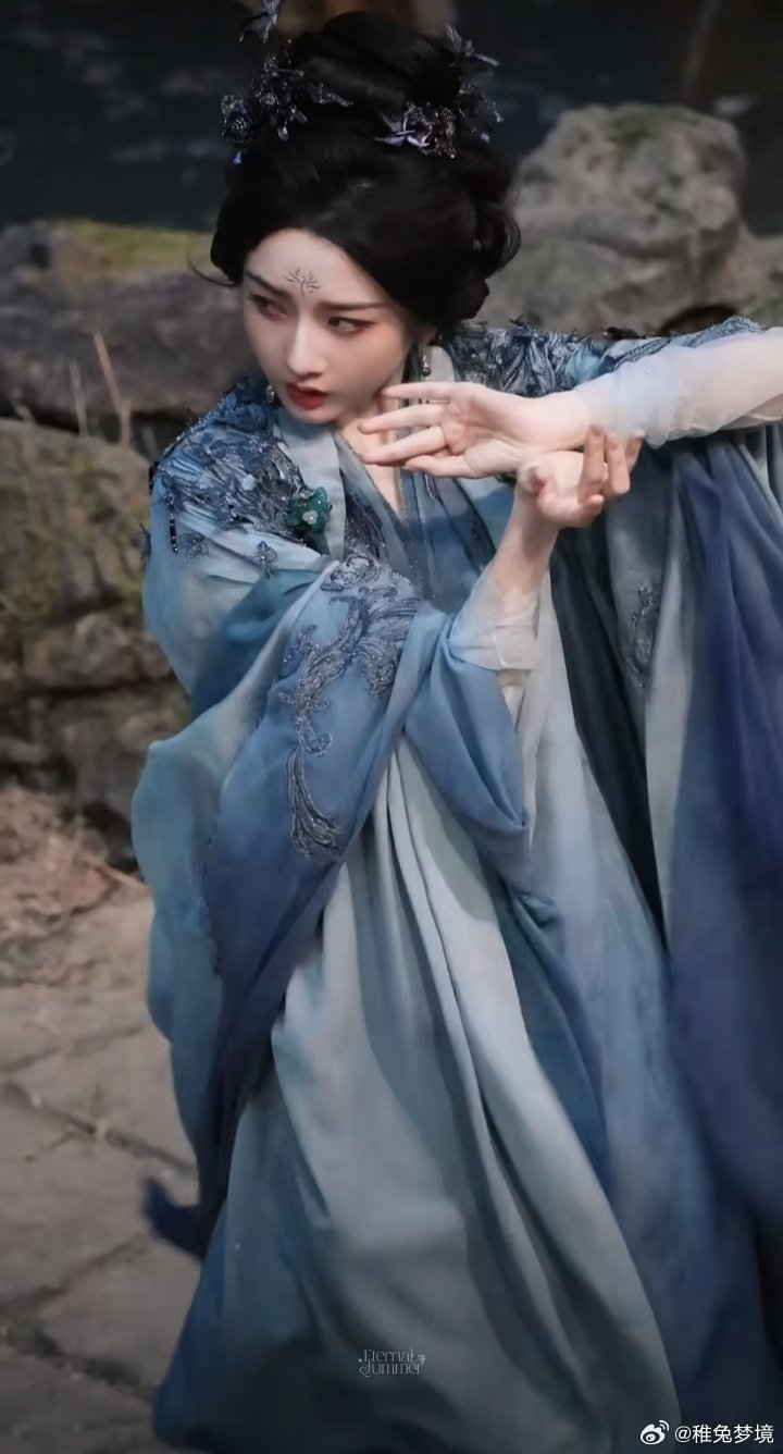 #宋祖儿聊斋神之八秒#宋祖儿聊斋片段迎来出圈神之八秒，短短几秒完成情绪切换，妖媚又诡谲的氛围感拉满，一颦一笑自带志怪故事感，树妖姥姥这个角色被她演绎得极具记忆点。 ​