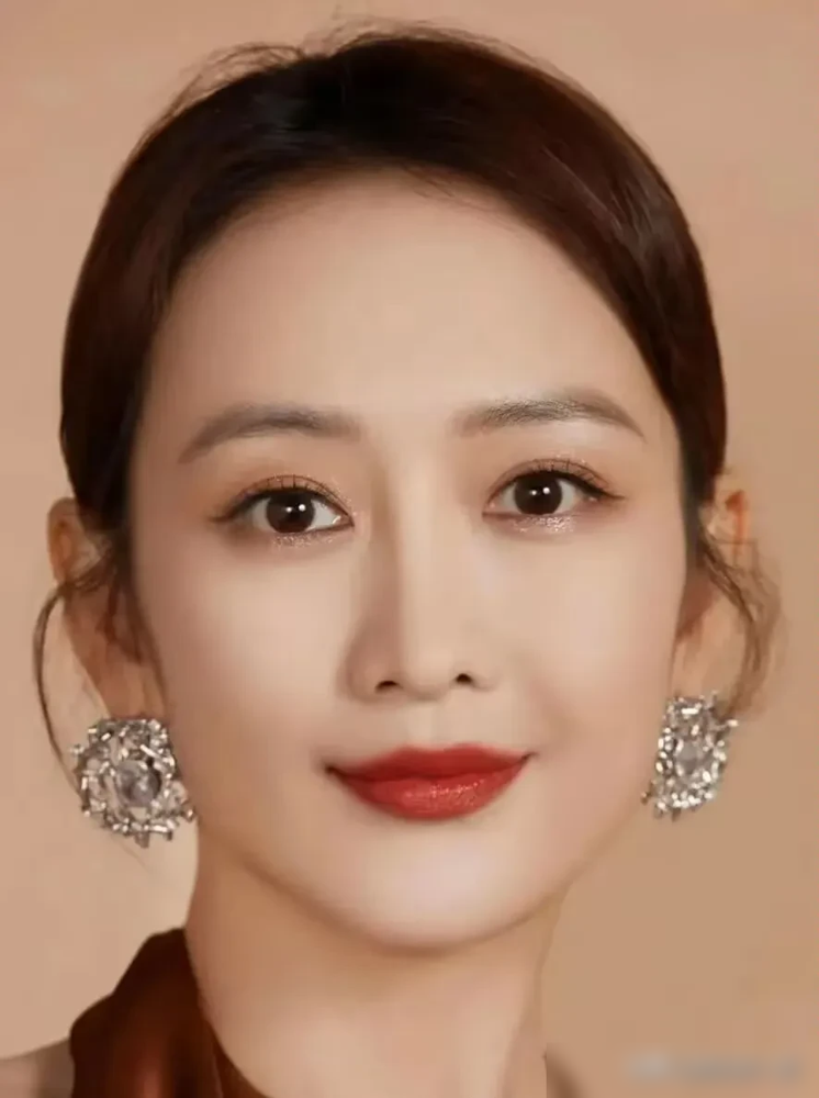 男方上综艺拿两岁女儿立慈父人设，女方转头直接掀桌：老娘单身，自己养娃！
8月31日，王鸥发文承认独自抚养女儿。全文极其体面，只字未提那个叫何九华的男人。
这对比简直惨烈。今年5月，何九华在节目里大谈女儿多可爱，绝口不提孩子妈。再往前翻，2023年男方被拍到车内密会，2024年王鸥默默在私立医院产