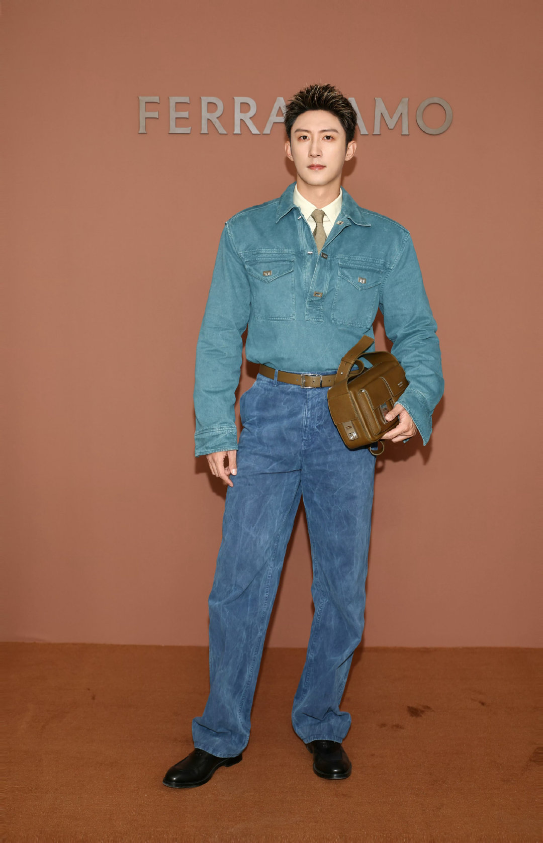 米兰时装周期间，Ferragamo全球品牌代言人黄景瑜、演员及制片人林心如、韩国演员林珍娜NANA及泰国演员 Faye Peraya 共同亮相 Ferragamo 2027 春夏系列时装秀，集结亚太星光，演绎极具张力与电影质感的“名利场风云”群像。#米兰时装周##时装周# ​